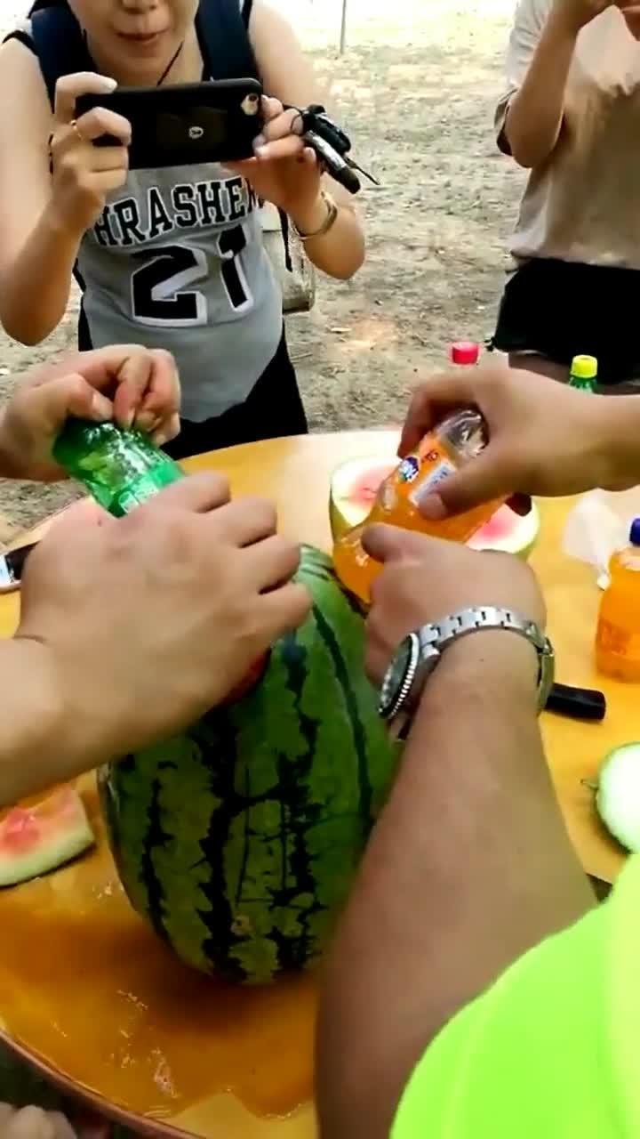 吃瓜少女喝雪碧,夏日清凉一夏