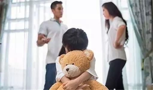 吵架中间吃瓜,一场激烈辩论背后的趣味瞬间