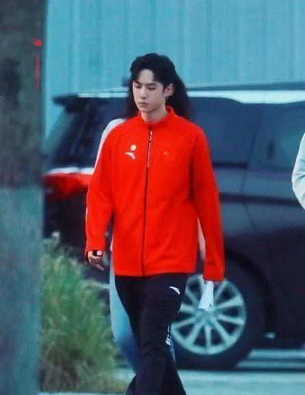 王一博深夜吃瓜,揭秘娱乐圈幕后故事