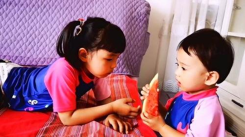 姐姐送瓜吃,姐姐的爱心馈赠，共享夏日清凉时光